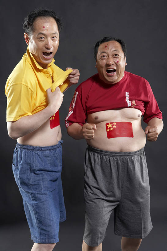 东方人,成年人,中年人,老年人,胃,两个人,拉,笑,微笑,露齿笑,竖图,室内,正面,快乐,满意,通讯,兴奋,友谊,幸福,热情,骄傲,分享,成功,运动,国旗,北京,中国,亚洲,握,黑色背景,黄色背景,短裤,欢呼,人物,T恤,大喊,注视,休闲装,发带,刺激,黑色,灰色,观察,看,站着,休闲,凝视,握着,摄影,生活方式,观看,希望,颜料,惊奇,幽默,支撑,察看,专心,酷,享乐,愉悦,工作室,成就,关注,肖像,爱好,出示,激励,身份,荣誉,中国国旗,东亚,陪同,忠诚,爱国主义,神迹,贡献,陪伴,能力,获胜,团结,信任,足球运动,老年男性,男人,男性,中年男性,亚洲人,中国人,拳头,触摸,彩图,影棚拍摄,精力,摆拍,蠢人,伴随,bj175