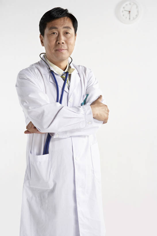 东方人,成年人,中年人,一个人,医生,办公室,医院,双手交叉,微笑,竖图,室内,留白,正面,工作服,制服,锻炼,快乐,幸福,信心,技术,北京,中国,亚洲,准备,科学,注视,白色,听诊器,观察,看,站着,医护人员,医疗人员,职业,概念,健康,想,服务,摄影,观看,技巧,希望,支撑,权威,察看,医疗,双手抱胸,享乐,工作室,关注,肖像,手艺,问题,医疗工具,东亚,实验服,身份证,外科医生,责任,技能,技艺,认真,中年男性,亚洲人,中国人,大夫,钟,彩图,影棚拍摄,欢乐,妙技,本领,门诊部,bj175