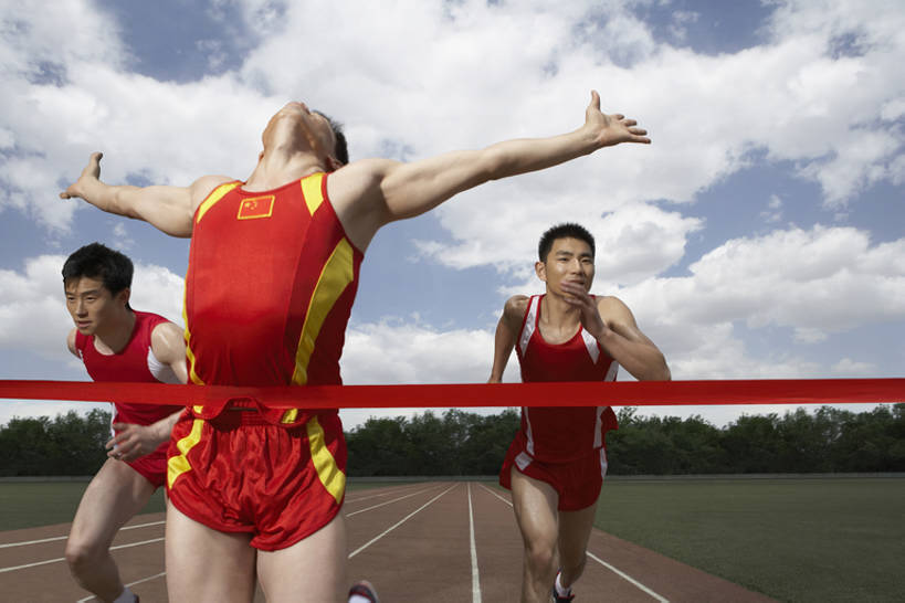 东方人,成年人,肌肉,健壮,三个人,运动员,终点,跑,举,横图,室外,白天,正面,运动服,锻炼,快乐,满意,自由,友谊,幸福,成功,比赛,运动,团队,信心,竞争,技术,赛跑,太阳,北京,日光,中国,亚洲,伸展,弯腰,追赶,短裤,服装,云,跑道,球场,带子,竞技运动,教育,训练,注视,娱乐,体育场,刺激,草,树,衣服,红色,蓝色,蓝天,天空,观察,看,手势,托,教练,职业,休闲,健康,活力,决定,力量,伸手,摄影,服饰,汗水,观看,技巧,希望,迅速,第一,察看,酷,知识,享乐,练习,敏捷,体育运动,衣着,愉悦,成就,穿着,关注,决心,终点线,手艺,田径运动员,田径运动,挑战,东亚,队员,坚持,斗争,衣饰,技能,技艺,能力,获胜,体育,男人,男性,年轻男性,亚洲人,中国人,年轻人,拳头,上装,体育运动员,运动选手,举起,举手,举着,向上举,向上伸,向上托,张开手臂,彩图,健身,欢乐,径赛,妙技,打手势,运动装,公平,本领,韧性,bj175