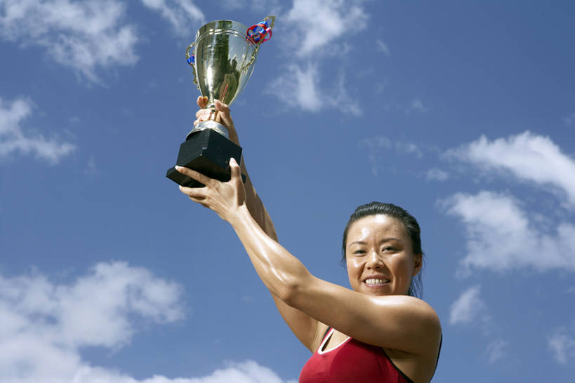 东方人,成年人,脸,头,脸颊,肌肉,健壮,一个人,运动员,跑,举,笑,微笑,露齿笑,横图,室外,白天,留白,正面,运动服,锻炼,快乐,满意,幸福,成功,比赛,运动,信心,竞争,技术,赛跑,太阳,杯子,北京,日光,中国,亚洲,仅一个年轻女性,仅一个女性,仅一个人,握,服装,云,球场,竞技运动,教育,训练,注视,娱乐,体育场,刺激,肩膀,衣服,蓝色,蓝天,天空,毛巾,观察,看,托,站着,教练,职业,休闲,健康,活力,决定,力量,握着,摄影,服饰,汗水,观看,技巧,希望,支撑,迅速,第一,察看,知识,享乐,敏捷,体育运动,衣着,愉悦,成就,穿着,关注,运送,决心,手艺,荣誉,田径运动,挑战,东亚,坚持,衣饰,技能,技艺,能力,获胜,体育,年轻女性,女人,女性,亚洲人,中国人,年轻人,头部,脸部,脸蛋,面部,上装,体育运动员,运动选手,举起,举手,举着,向上举,向上伸,向上托,彩图,健身,欢乐,妙技,奖杯,运动装,公平,本领,韧性,bj175