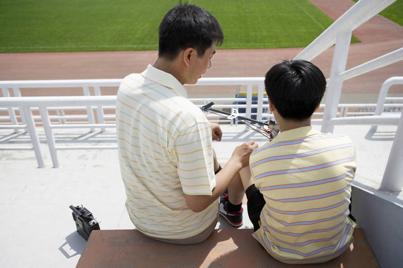 东方人,儿童,少年,成年人,中年人,老年人,一个人,两个人,家庭,父母,父亲,女儿,儿子,横图,室外,白天,留白,游戏,快乐,自由,幸福,纯洁,团队,技术,太阳,楼梯,飞机,玩具,北京,日光,中国,亚洲,仅一个男性,仅一个人,连接,握,短裤,服装,并排,科学,阶梯,看台,艺术品,交通,教育,联系,玩,T恤,注视,娱乐,航空,体育场,飞,台阶,小孩,背面,衣服,蓝天,模型,遥控器,交通工具,春天,观察,教,看,试穿,站着,仅一个小孩,休息,休闲,健康,温暖,温馨,父子,一家人,放松,可爱,亲密,探索,童年,童趣,益智,握着,运输,摄影,服饰,生长,生活方式,观看,活动,协助,支撑,直升机,和睦,察看,知识,客机,享乐,解释,衣着,愉悦,穿着,都市风光,发泄,关爱,关注,消遣,智力,载具,亲情,出示,童真,东亚,烂漫,无邪,陪同,宣泄,衣饰,陪伴,美术工艺,天真,信任,老年男性,男孩,男人,男性,中年男性,亚洲人,中国人,孩子,年轻人,全家福,休闲活动,说话,玩耍,嬉戏,坐着,半身,彩图,高角度拍摄,欢乐,融洽,男生,亲子装,好奇心,伴随,bj175