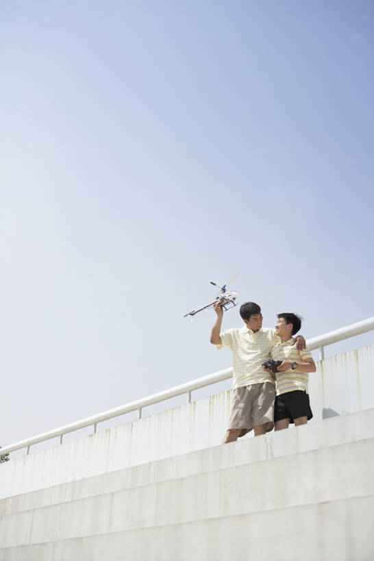 东方人,儿童,少年,成年人,中年人,老年人,一个人,两个人,家庭,父母,父亲,女儿,儿子,竖图,室外,白天,留白,正面,游戏,快乐,自由,幸福,纯洁,合作,团队,技术,太阳,楼梯,飞机,玩具,北京,日光,中国,亚洲,仅一个男性,仅一个人,连接,握,短裤,服装,科学,手表,阶梯,看台,艺术品,交通,教育,联系,玩,T恤,注视,娱乐,航空,飞,刺激,台阶,小孩,衣服,蓝天,模型,遥控器,交通工具,春天,观察,教,看,试穿,站着,仅一个小孩,休息,休闲,概念,健康,温暖,温馨,父子,一家人,面对面,放松,可爱,平衡,亲密,探索,童年,童趣,益智,搭,握着,运输,摄影,服饰,生长,生活方式,观看,活动,希望,协助,直升机,和睦,察看,客机,享乐,衣着,愉悦,穿着,搭着,都市风光,发泄,关爱,关注,消遣,运送,智力,载具,亲情,挑战,童真,东亚,烂漫,无邪,陪同,宣泄,衣饰,陪伴,美术工艺,能力,天真,信任,老年男性,男孩,男人,男性,中年男性,亚洲人,中国人,孩子,年轻人,全家福,休闲活动,说话,玩耍,嬉戏,拥抱,彩图,欢乐,融洽,男生,亲子装,好奇心,伴随,bj175