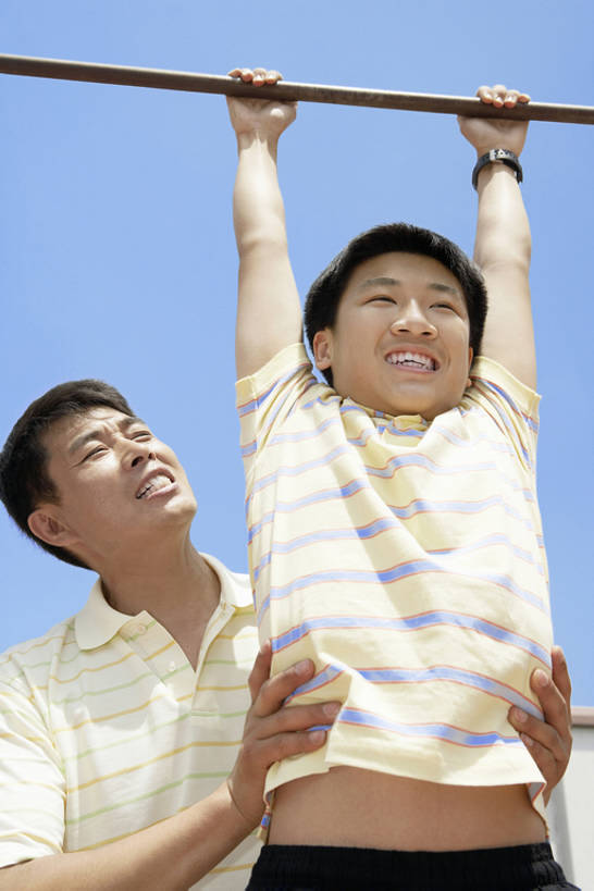 东方人,儿童,少年,成年人,中年人,老年人,肌肉,一个人,两个人,家庭,父母,父亲,女儿,儿子,运动员,栏杆,笑,微笑,露齿笑,竖图,室外,白天,正面,锻炼,快乐,幸福,纯洁,比赛,运动,合作,团队,信心,竞争,单杠,太阳,北京,日光,中国,亚洲,仅一个男性,仅一个人,吊挂,连接,握,悬挂,短裤,服装,漂浮,手表,半空,联系,训练,挂,玩,T恤,注视,娱乐,刺激,小孩,衣服,蓝天,春天,观察,教,看,试穿,站着,仅一个小孩,休息,休闲,概念,健康,温暖,温馨,父子,一家人,放松,可爱,力量,亲密,童年,童趣,伸手,握着,摄影,服饰,汗水,生长,生活方式,观看,希望,协助,支撑,和睦,察看,享乐,练习,体育运动,衣着,愉悦,穿着,都市风光,关爱,关注,亲情,田径运动,挑战,童真,东亚,烂漫,无邪,坚持,陪同,斗争,衣饰,陪伴,能力,体育,天真,信任,老年男性,男孩,男人,男性,中年男性,亚洲人,中国人,孩子,年轻人,全家福,休闲活动,体育运动员,运动选手,半身,彩图,健身,欢乐,深情,融洽,男生,亲子装,伴随,bj175