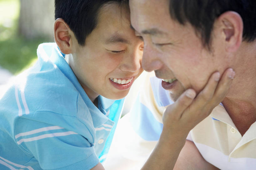 东方人,儿童,少年,成年人,中年人,老年人,脸,头,脸颊,两个人,家庭,父母,父亲,女儿,儿子,站,笑,微笑,露齿笑,横图,室外,特写,白天,侧面,快乐,自由,幸福,纯洁,草地,太阳,北京,日光,中国,亚洲,连接,服装,联系,玩,T恤,注视,休闲装,娱乐,肩膀,树,小孩,衣服,蓝天,春天,观察,看,站着,休息,休闲,健康,温暖,温馨,父子,一家人,面对面,放松,可爱,亲密,童年,童趣,摄影,服饰,生长,生活方式,观看,和睦,察看,享乐,衣着,愉悦,穿着,关爱,关注,亲情,童真,东亚,烂漫,无邪,陪同,衣饰,陪伴,天真,信任,老年男性,男孩,男人,男性,中年男性,亚洲人,中国人,孩子,头部,脸部,脸蛋,面部,全家福,休闲活动,闭着眼睛,触摸,站立,彩图,高角度拍摄,爱,欢乐,深情,融洽,男生,亲子装,伴随,bj175