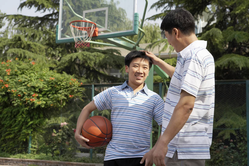 儿童,少年,成年人,中年人,两个人,家庭,父母,父亲,女儿,儿子,运动员,站,笑,微笑,露齿笑,横图,室外,白天,留白,侧面,T恤衫,锻炼,游戏,快乐,满意,幸福,纯洁,智慧,成功,比赛,运动,合作,团队,集体,信心,竞争,太阳,北京,日光,中国,亚洲,连接,握,条纹,突出,短裤,服装,圆形,篮球框,篮球场,联系,训练,玩,篮球运动员,T恤,注视,娱乐,称赞,表扬,队伍,球,树,小孩,衣服,蓝天,春天,观察,教,看,手势,站着,教练,休息,休闲,健康,温暖,温馨,父子,一家人,放松,可爱,亲密,竖,童年,童趣,握着,摄影,建造,服饰,汗水,生长,生活方式,观看,翘,高,协助,支撑,和睦,察看,享乐,夸奖,练习,体育运动,衣着,优秀,愉悦,成就,穿着,都市风光,关爱,关注,运送,亲情,体育器械,田径运动,反差,合伙,篮球运动,童真,东亚,烂漫,无邪,陪同,好,妙,顺利,出色,超群,杰出,卓越,奇妙,衣饰,技能,陪伴,能力,聪明,获胜,体育,天真,信任,男孩,男人,男性,中年男性,中国人,孩子,大拇指,全家福,休闲活动,体育运动员,运动选手,站立,半身,彩图,健身,欢乐,深情,融洽,男生,打手势,亲子装,伴随,bj175