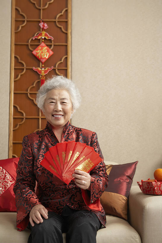东方人,成年人,老年人,头发,一个人,家庭,祖母,家,客厅,笑,微笑,露齿笑,横图,室内,白天,正面,快乐,幸福,沙发,柑橘,北京,中国,春节,亚洲,仅一个女性,仅一个人,握,节日,庆祝,装饰,信封,房屋,墙,冬天,食品,饮品,注视,历史,传统,饮食,食物,饮料,红色,观察,看,仅一个中年女性,握着,摄影,红包,水果盘,观看,发送,察看,起居室,享乐,关注,可口,中国文化,出示,东亚,香袋,元旦,适口,柑桔,老年女性,女人,女性,亚洲人,中国人,橘子,桔子,坐着,半身,彩图,传统服装,欢乐,拜年,大红蜜橘,大红袍,红橘,黄橘,宽皮橘,给予,唐装,传统文化,传统节日,bj175