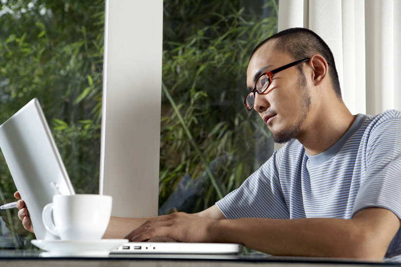 咖啡,东方人,成年人,一个人,家庭,横图,室内,白天,留白,侧面,通讯,幸福,笔记本电脑,互联网,技术,植物,窗户,桌子,竹子,北京,中国,亚洲,仅一个男性,仅一个人,拉门,敲打,眼镜,房屋,公寓,咖啡杯,联系,玩,T恤,注视,娱乐,输入,书桌,树,树叶,饮料,仅一个年轻男性,绿色,春天,夏天,打字,观察,看,休闲,温暖,温馨,一家人,放松,个性,想,读,摄影,观看,点击,唱,敲击,和睦,察看,便利,酷,享乐,愉悦,关注,爱好,网上冲浪,东亚,热饮,黑咖啡,无线电技术,按键,计算机,男人,男性,年轻男性,亚洲人,中国人,年轻人,休闲活动,坐着,半身,彩图,融洽,bj175