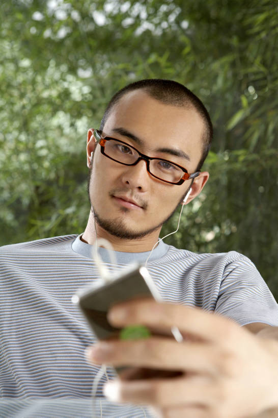东方人,成年人,一个人,微笑,竖图,室内,白天,留白,正面,锻炼,时尚,陶醉,快乐,自由,幸福,技术,植物,桌子,竹子,北京,中国,亚洲,仅一个男性,仅一个人,拉门,握,眼镜,耳塞,音乐,听,玩,T恤,音乐播放器,注视,娱乐,树,树叶,仅一个年轻男性,绿色,耳机,耳麦,随身听,夏天,观察,看,享受,休息,休闲,放松,个性,想,握着,摄影,观看,臀,唱,察看,酷,享乐,风格,愉悦,关注,爱好,音乐人,想象,MP3播放器,东亚,无忧无虑,男人,男性,年轻男性,亚洲人,中国人,年轻人,休闲活动,坐着,彩图,欢乐,播放器,沉醉,bj175