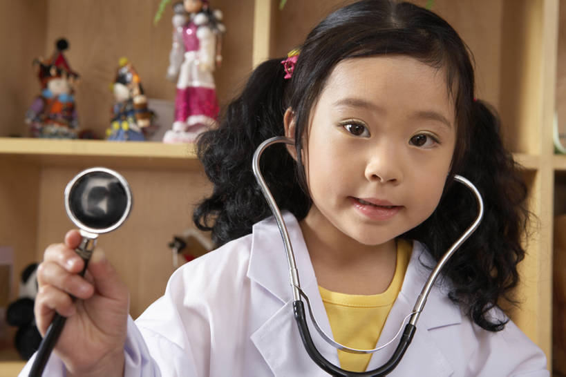 东方人,婴儿,儿童,头发,一个人,医生,学校,站,笑,微笑,横图,室内,特写,白天,正面,快乐,通讯,友谊,幸福,纯洁,窗户,书架,北京,中国,亚洲,仅一个女性,仅一个人,握,检查,教育,听,玩,T恤,注视,小孩,黑色,听诊器,观察,看,试穿,手势,站着,仅一个小孩,教室,概念,辫子,可爱,童年,童趣,无辜,模仿,握着,幼儿园,摄影,活泼,生长,生活方式,观看,体检,察看,医疗,知识,享乐,练习,愉悦,关爱,关注,运送,智力,宝宝,爱好,想象,童真,弹性,东亚,纯真,烂漫,无邪,实验服,早教,技能,无忧无虑,能力,伶俐,天真,男孩,男人,男性,女孩,女人,女性,亚洲人,中国人,孩子,休闲活动,站立,坐着,半身,彩图,装扮,焦距,男生,女生,打手势,摆拍,好奇心,体格检查,bj175