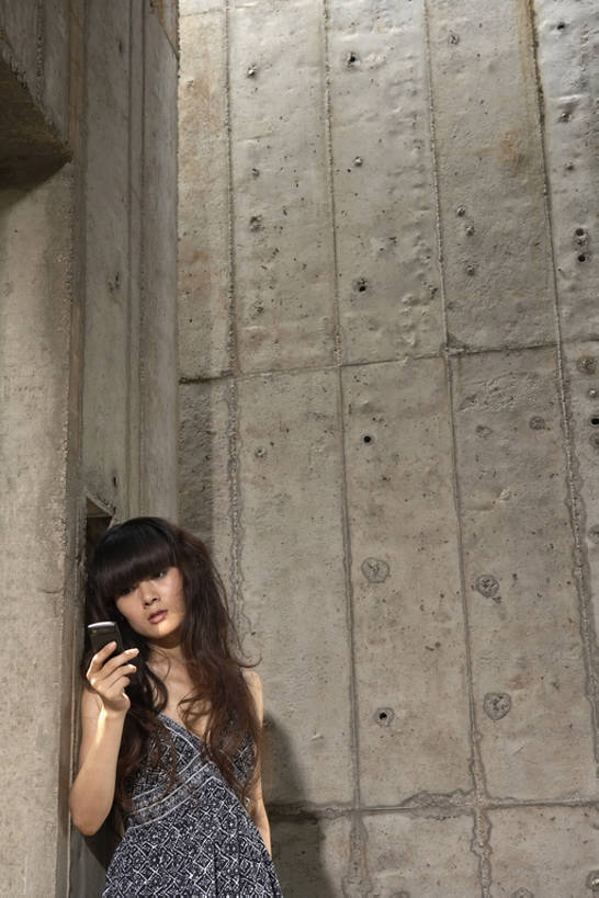 东方人,成年人,一个人,竖图,室外,白天,正面,裙子,时尚,通讯,寂寞,建筑业,技术,建筑,手机,北京,中国,亚洲,仅一个年轻女性,仅一个女性,仅一个人,握,钢铁,混凝土,门口,休闲装,水泥,废墟,建筑工地,夏天,靠,靠着,站着,休闲,概念,握着,摄影,希望,便利,酷,风格,忧虑,都市风光,发短信,想象,东亚,无线电技术,式样,迷惑,认真,年轻女性,女人,女性,亚洲人,中国人,年轻人,半身,彩图,沟通障碍,bj175