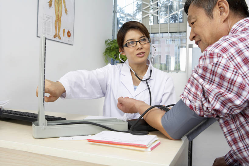 东方人,成年人,老年人,两个人,医生,病人,办公室,医院,横图,室内,白天,侧面,锻炼,商务,通讯,信心,技术,窗户,北京,中国,亚洲,药,检查,工作,测量,眼镜,墙,听,图像,书桌,听诊器,医护人员,医疗人员,职业,健康,血液,探索,服务,摄影,观看,技巧,权威,体检,医疗,疾病,血压计,指着,解释,关爱,手艺,医疗工具,东亚,实验服,胆固醇,技能,技艺,信任,老年男性,男人,男性,年轻女性,女人,女性,亚洲人,中国人,年轻人,大夫,坐着,半身,彩图,建议,妙技,奖杯,本领,门诊部,体格检查,诊疗室,bj175