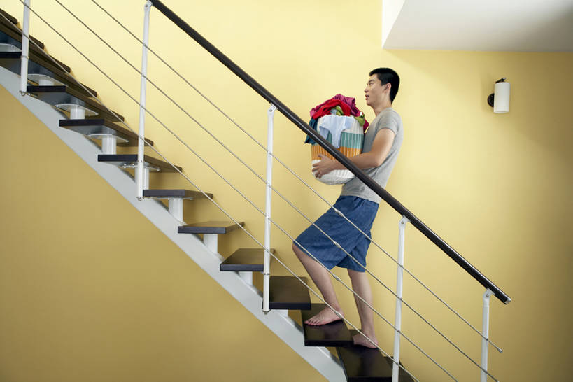 东方人,成年人,一个人,家庭,家庭主妇,家,走,横图,室内,白天,留白,侧面,家务,快乐,幸福,信心,楼梯,北京,中国,亚洲,仅一个男性,仅一个人,握,短裤,工具,篮子,房屋,公寓,T恤,休闲装,光脚,居家,仅一个年轻男性,清洁,站着,休闲,健康,温暖,温馨,一家人,赤脚,握着,摄影,生活方式,打扫,上升,和睦,卫生,享乐,洗衣房,运送,房地产,保洁,洗衣篮,东亚,男人,男性,年轻男性,亚洲人,中国人,年轻人,步行,清洗,走路,彩图,全身,欢乐,融洽,家务劳动,bj175