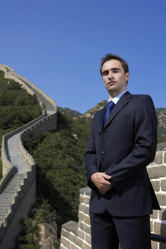 成年人,头发,一个人,商务人士,商务男性,竖图,室外,白天,留白,正面,衬衫,旅游,度假,信心,技术,名胜古迹,山,太阳,标志建筑,地标,建筑,北京,长城,日光,中国,亚洲,套装,正装,遗迹,砖,棕色,领带,注视,古迹,历史,文物,娱乐,建设,现代,传统,古建筑,蓝色,绿色,风景,蓝天,自然,夏天,观察,看,站着,职业,享受,休闲,旅游胜地,放松,凝视,摄影,观看,技巧,保护,环境,察看,酷,关注,旧的,中国文化,肖像,万里长城,手艺,商务装,工薪阶层,古文明,东亚,远古,环境保护,世界文化遗产,中华人民共和国,古代文明,技能,技艺,男人,男性,年轻男性,白种人,年轻人,白领,上班族,彩图,衬衣,妙技,标志性建筑,传统文化,本领,地球村,bj175