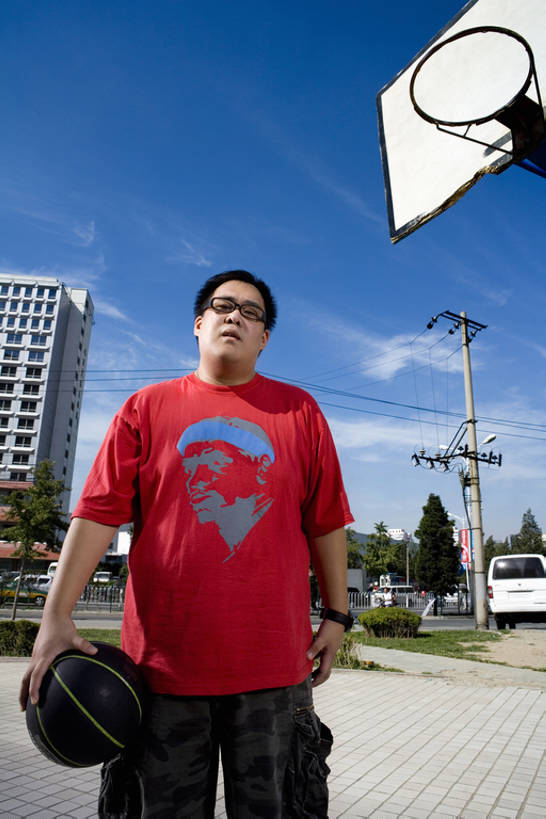 东方人,少年,成年人,一个人,运动员,学校,操场,竖图,室外,白天,正面,度假,游戏,满意,骄傲,运动,信心,美景,城市风光,城市,街道,北京,日光,中国,亚洲,握,篮球框,眼镜,景观,球场,训练,玩,篮球运动员,T恤,注视,休闲装,娱乐,球,蓝色,天空,春天,夏天,观察,看,站着,享受,休闲,健康,景色,放松,活力,季节,力量,握着,摄影,田径场,观看,察看,酷,嘻哈,关注,运送,播放,肖像,街头篮球,田径运动员,篮球运动,东亚,技能,男人,男性,年轻男性,亚洲人,中国人,年轻人,休闲活动,体育运动员,运动选手,彩图,欢乐,摆拍,态度,bj175