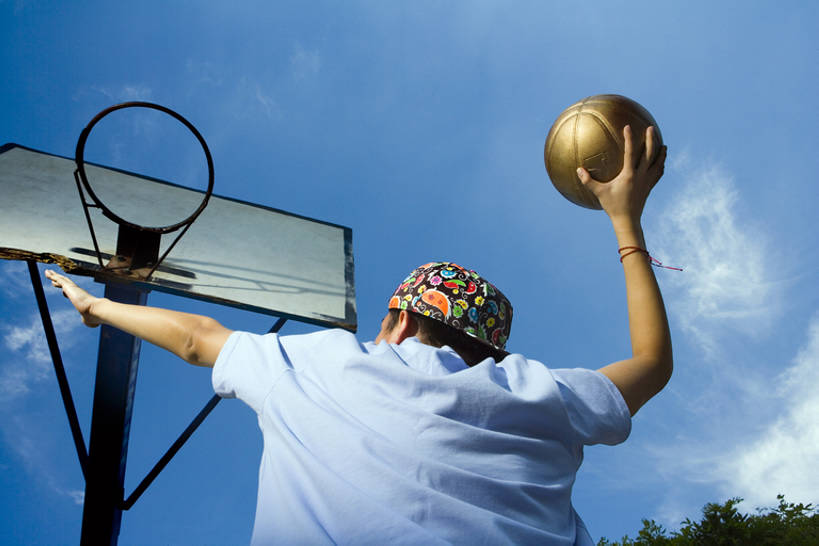 东方人,少年,成年人,一个人,运动员,学校,操场,横图,竖图,室外,白天,仰视,锻炼,度假,游戏,满意,骄傲,运动,信心,竞争,美景,城市风光,城市,街道,北京,日光,中国,亚洲,握,篮球框,景观,球场,训练,投篮,玩,篮球运动员,T恤,休闲装,娱乐,球,背面,蓝色,天空,春天,夏天,看,享受,休闲,健康,鸭舌帽,景色,放松,活力,季节,力量,握着,摄影,田径场,迅速,专心,酷,嘻哈,享乐,运送,决心,播放,瞄准,努力,街头篮球,田径运动员,挑战,篮球运动,东亚,经过,技能,无忧无虑,能力,男人,男性,年轻男性,亚洲人,中国人,年轻人,休闲活动,体育运动员,运动选手,触摸,扔,半身,彩图,低角度拍摄,欢乐,精力,摆拍,bj175