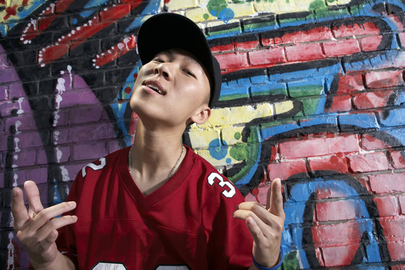 东方人,少年,成年人,一个人,学生,笑,微笑,露齿笑,横图,室外,白天,留白,正面,时尚,快乐,兴奋,幸福,城市,帽子,北京,中国,亚洲,艺术,喷雾,墙,音乐,T恤,注视,休闲装,娱乐,砖墙,刺激,壁画,夏天,观察,看,手势,站着,休闲,鸭舌帽,放松,摄影,观看,察看,酷,嘻哈,享乐,风格,都市风光,关注,青春期,爱好,作画,东亚,霹雳舞,无忧无虑,男人,男性,年轻男性,亚洲人,中国人,年轻人,大学生,休闲活动,闭着眼睛,半身,彩图,欢乐,涂鸦,舞蹈,打手势,bj175