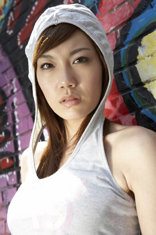 东方人,少年,成年人,一个人,学生,竖图,室外,白天,正面,时尚,城市,北京,中国,亚洲,仅一个年轻女性,仅一个女性,仅一个人,艺术,头巾,墙,T恤,注视,休闲装,砖墙,壁画,夏天,观察,看,站着,休闲,放松,活力,摄影,观看,喷漆,察看,酷,享乐,风格,都市风光,关注,青春期,肖像,作画,东亚,年轻女性,女人,女性,亚洲人,中国人,年轻人,大学生,休闲活动,半身,彩图,涂鸦,bj175