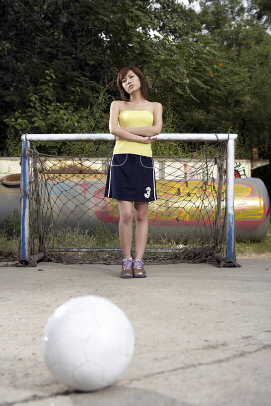 东方人,少年,成年人,一个人,学生,运动员,双手交叉,竖图,室外,白天,正面,仰视,裙子,运动鞋,锻炼,时尚,快乐,幸福,运动,竞争,橄榄球,足球,北京,中国,亚洲,仅一个年轻女性,仅一个女性,仅一个人,守门员,球门,墙,球网,玩,足球运动员,T恤,注视,休闲装,娱乐,树,夏天,观察,看,站着,休闲,放松,摄影,观看,察看,双手抱胸,酷,享乐,风格,都市风光,关注,体育器械,爱好,东亚,足球网,足球运动,年轻女性,女人,女性,亚洲人,中国人,年轻人,大学生,休闲活动,体育运动员,运动选手,彩图,低角度拍摄,全身,欢乐,涂鸦,大学,足球球网,bj175