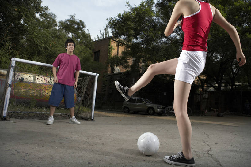 东方人,一个人,两个人,学生,运动员,学校,操场,微笑,横图,室外,白天,运动鞋,锻炼,时尚,快乐,兴奋,友谊,幸福,运动,竞争,橄榄球,足球,北京,中国,亚洲,仅一个年轻女性,仅一个女性,仅一个人,守门员,踢,短裤,球门,球网,玩,足球运动员,T恤,休闲装,娱乐,刺激,树,背面,夏天,站着,休闲,放松,活力,摄影,酷,享乐,都市风光,体育器械,爱好,防守,弹性,东亚,足球网,足球运动,男人,男性,年轻男性,年轻女性,女人,女性,亚洲人,中国人,年轻人,大学生,休闲活动,体育运动员,运动选手,彩图,全身,欢乐,涂鸦,大学,足球球网,bj175