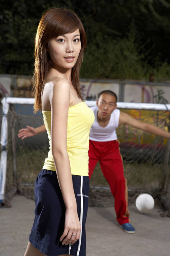 东方人,少年,成年人,一个人,两个人,学生,运动员,微笑,竖图,室外,白天,侧面,裙子,运动服,运动鞋,锻炼,时尚,快乐,友谊,幸福,运动,竞争,橄榄球,足球,北京,中国,亚洲,仅一个年轻女性,仅一个女性,仅一个人,守门员,服装,球门,球网,玩,足球运动员,T恤,注视,娱乐,衣服,夏天,观察,看,站着,休闲,放松,活力,摄影,服饰,观看,喷漆,停止,察看,酷,享乐,衣着,穿着,都市风光,关注,体育器械,爱好,弹性,东亚,衣饰,足球网,足球运动,男人,男性,年轻男性,年轻女性,女人,女性,亚洲人,中国人,年轻人,大学生,休闲活动,体育运动员,运动选手,彩图,欢乐,涂鸦,大学,足球球网,运动装,bj175