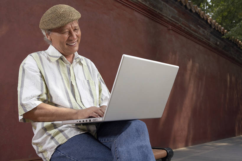 东方人,成年人,老年人,头发,一个人,公园,笑,微笑,露齿笑,横图,室外,白天,留白,侧面,衬衫,度假,时尚,兴奋,幸福,信心,笔记本电脑,技术,太阳,帽子,椅子,北京,日光,中国,亚洲,仅一个男性,仅一个人,敲打,握,长椅,墙,年轻,牛仔裤,输入,刺激,红色,白色,夏天,打字,看,仅一个老年男性,休闲,健康,放松,活力,握着,摄影,生活方式,新闻,点击,敲击,退休,享乐,愉悦,关爱,网上冲浪,东亚,乳酪磨碎器,搜寻,按键,计算机,老年男性,男人,男性,亚洲人,中国人,休闲活动,坐着,彩图,人老心不老,bj175