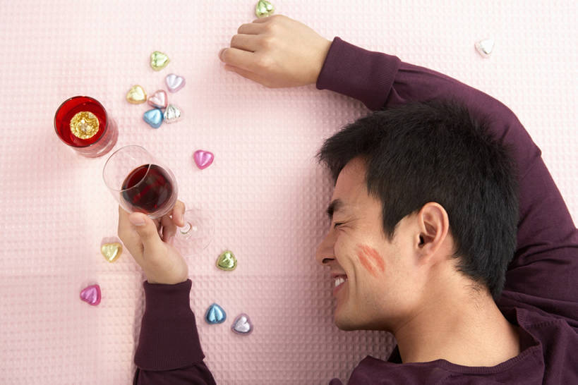 葡萄酒,东方人,成年人,脸,头,脸颊,一个人,微笑,横图,俯视,白天,快乐,兴奋,幸福,杯子,礼物,北京,中国,情人节,亚洲,仅一个男性,仅一个人,庆祝,冬天,酒类,浪漫,刺激,肩膀,仅一个年轻男性,巧克力,趴着,亲昵,约会,摄影,建造,生活方式,纪念,留念,口红印,怀念,东亚,男人,男性,年轻男性,亚洲人,中国人,年轻人,头部,脸部,脸蛋,面部,亲吻,躺着,彩图,爱,欢乐,餐馆,咖啡馆,喝醉,醉,bj175