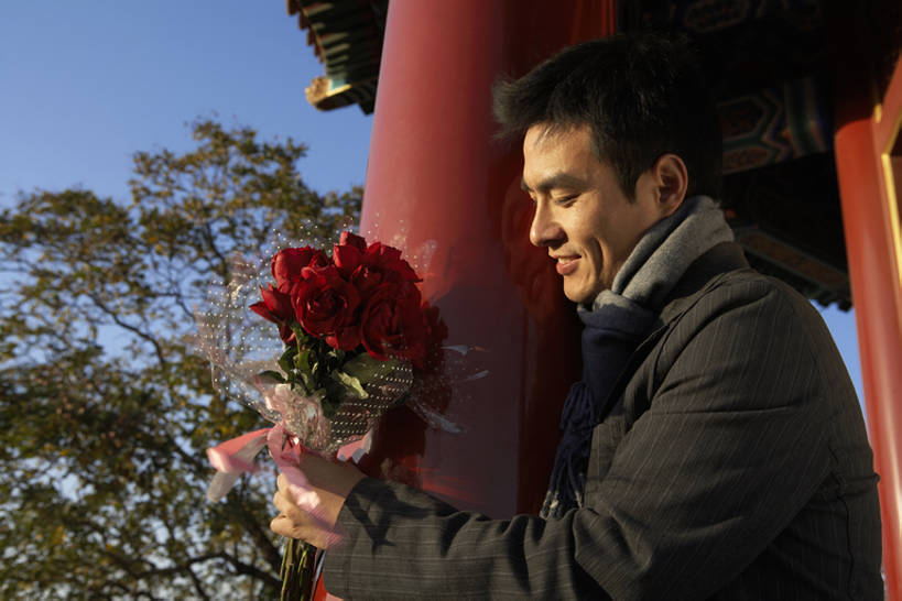 东方人,成年人,一个人,公园,微笑,横图,室外,白天,侧面,毛衣,快乐,幸福,太阳,玫瑰,北京,中国,情人节,亚洲,仅一个男性,仅一个人,装饰,盛开,浪漫,T恤,花蕾,杆,牛仔裤,休闲装,外套,花,花瓣,花朵,鲜花,树,仅一个年轻男性,围巾,花束,夏天,花苞,花蕊,亲昵,站着,一束,温暖,放松,约会,摄影,生活方式,围脖,纪念,留念,保暖,等候,惊奇,华丽,点缀,御寒,等,怀念,东亚,衬托,美观,雅致,雅观,真爱,男人,男性,年轻男性,亚洲人,中国人,年轻人,闭着眼睛,半身,彩图,爱,欢乐,bj175