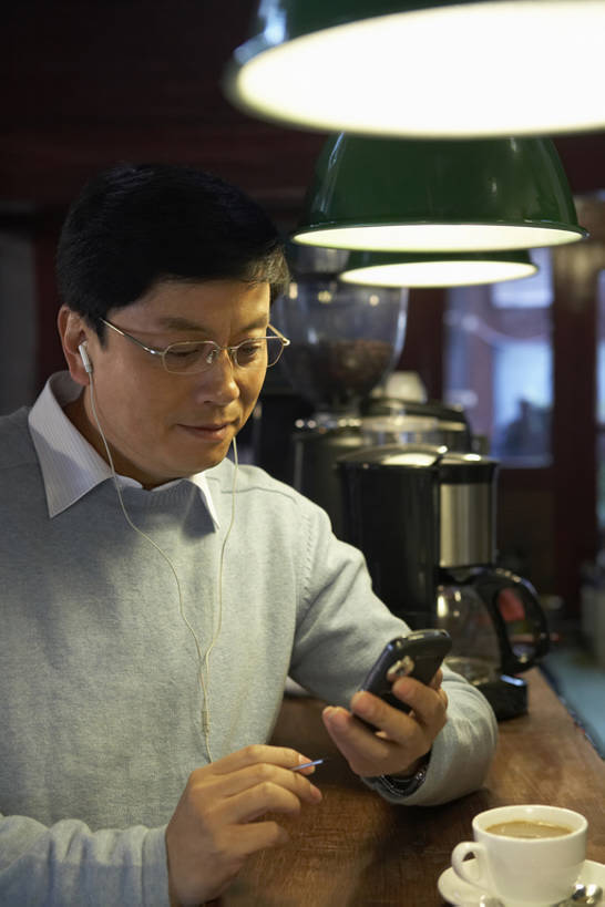 咖啡,东方人,成年人,中年人,一个人,家庭,商务人士,商务男性,办公室,微笑,竖图,室内,白天,正面,毛衣,衬衫,商务,通讯,计划,技术,桌子,手机,北京,中国,亚洲,握,套装,工作,眼镜,房屋,光,公寓,触摸屏,耳塞,咖啡杯,音乐,听,灯,耳麦,看,温暖,温馨,一家人,放松,握着,摄影,生活方式,新闻,和睦,组织,咖啡机,发短信,商务装,工薪阶层,智能手机,东亚,热饮,黑咖啡,无线电技术,男人,男性,中年男性,亚洲人,中国人,白领,上班族,电话机,坐着,半身,彩图,衬衣,咖啡馆,融洽,电子记事本,bj175