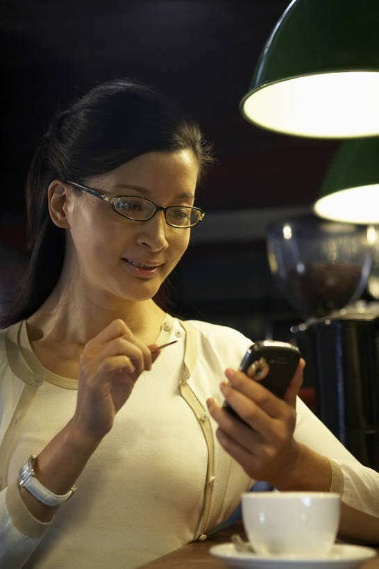 咖啡,东方人,成年人,一个人,家庭,商务人士,商务女性,办公室,打电话,微笑,竖图,室内,白天,正面,毛衣,通讯,计划,技术,桌子,手机,北京,中国,亚洲,仅一个年轻女性,仅一个女性,仅一个人,握,写,工作,眼镜,房屋,光,公寓,触摸屏,咖啡杯,灯,休闲,温暖,温馨,一家人,放松,握着,摄影,生活方式,新闻,和睦,组织,咖啡机,发短信,智能手机,东亚,热饮,黑咖啡,无线电技术,年轻女性,女人,女性,亚洲人,中国人,年轻人,坐着,半身,彩图,咖啡馆,融洽,电子记事本,bj175