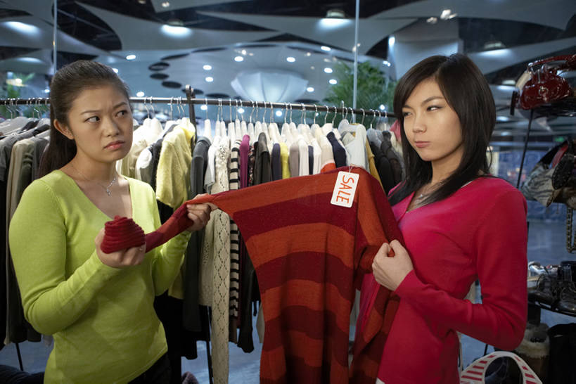 东方人,两个人,姐妹,商店,横图,室内,侧面,毛衣,购物,时尚,友谊,竞争,消费,城市,商场,衣架,北京,中国,亚洲,握,美丽,休闲装,现代,顾客,衣服,看,试穿,站着,皱眉,决定,零售,握着,金融,摄影,幽默,高雅,挑选,愉悦,服装店,购买,选择,选购,贸易,东亚,敌对,血拼,羡慕,年轻女性,女人,女性,亚洲人,中国人,年轻人,休闲活动,半身,彩图,商业活动,赛尔,闺密,bj175