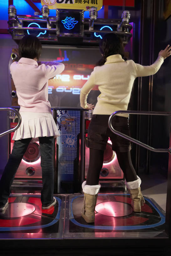 东方人,儿童,成年人,一个人,两个人,学生,举,微笑,竖图,室内,夜晚,毛衣,度假,夜生活,游戏,快乐,兴奋,友谊,幸福,纯洁,游乐场,北京,中国,亚洲,仅一个女性,仅一个人,击掌,光,音乐,玩,牛仔裤,休闲装,娱乐,霓虹,刺激,小孩,背面,托,站着,仅一个小孩,休闲,放松,活力,可爱,童年,童趣,摄影,明亮,享乐,愉悦,童真,东亚,烂漫,无邪,无忧无虑,天真,年轻女性,女孩,女人,女性,亚洲人,中国人,孩子,年轻人,休闲活动,举起,举手,举着,向上举,向上伸,向上托,彩图,全身,欢乐,舞蹈,女生,电子游戏机,计算机游戏,bj175