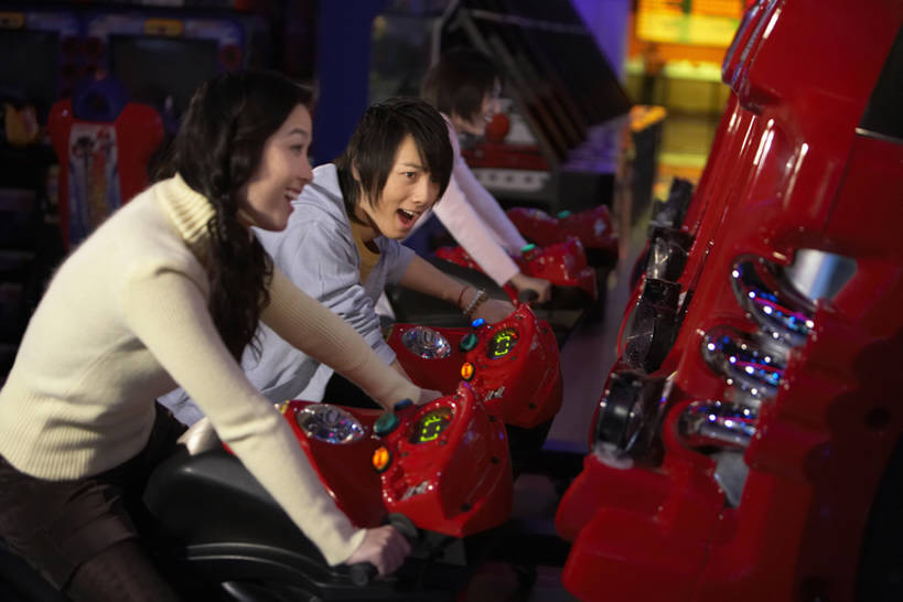 东方人,成年人,三个人,学生,笑,微笑,露齿笑,横图,室内,夜晚,侧面,毛衣,度假,夜生活,游戏,快乐,兴奋,友谊,幸福,竞争,游乐场,北京,中国,亚洲,光,玩,牛仔裤,休闲装,娱乐,霓虹,刺激,骑,休闲,放松,活力,摄影,明亮,享乐,愉悦,东亚,男人,男性,年轻男性,年轻女性,女人,女性,亚洲人,中国人,年轻人,休闲活动,坐着,半身,彩图,欢乐,电子游戏机,计算机游戏,bj175