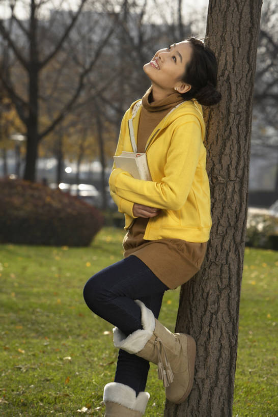 东方人,成年人,一个人,学生,公园,微笑,竖图,室外,白天,侧面,度假,快乐,幸福,北京,中国,亚洲,握,学习,休闲装,校园,树,黄色,靠,靠着,向上看,站着,休闲,放松,握着,摄影,享乐,东亚,滑雪靴,无忧无虑,年轻女性,女人,女性,亚洲人,中国人,年轻人,大学生,书,休闲活动,彩图,欢乐,大学,雪靴,bj175