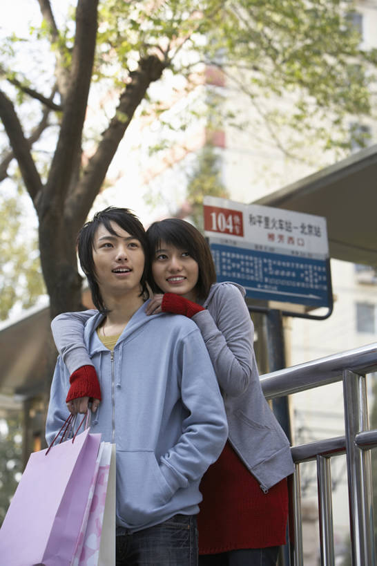 东方人,成年人,两个人,学生,笑,微笑,露齿笑,竖图,室外,白天,留白,正面,爱情,度假,快乐,友谊,幸福,街道,车站,北京,中国,亚洲,标志,购物袋,浪漫,注视,休闲装,观察,看,站着,休闲,温暖,温馨,恩爱,放松,亲密,搭,约会,运输,恋人,摄影,生活方式,观看,和睦,察看,享乐,搭着,都市风光,关注,等,东亚,陪同,陪伴,男人,男性,年轻男性,年轻女性,女人,女性,亚洲人,中国人,年轻人,情侣,休闲活动,彩图,爱,欢乐,深情,公共汽车站,伴侣,融洽,公车站,伴随,bj175