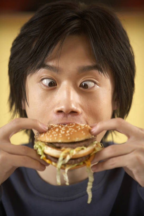东方人,成年人,脸,头,脸颊,一个人,吃,竖图,室内,室外,特写,正面,北京,中国,亚洲,握,美味,食品,饮品,休闲装,汉堡包,饮食,肩膀,食物,饮料,快餐,休闲,放松,握着,摄影,快餐店,幽默,享乐,愉悦,膳食,可口,饥饿,东亚,对眼,适口,男人,男性,年轻男性,亚洲人,中国人,年轻人,头部,脸部,脸蛋,面部,休闲活动,坐着,彩图,餐馆,咖啡馆,饿,bj175