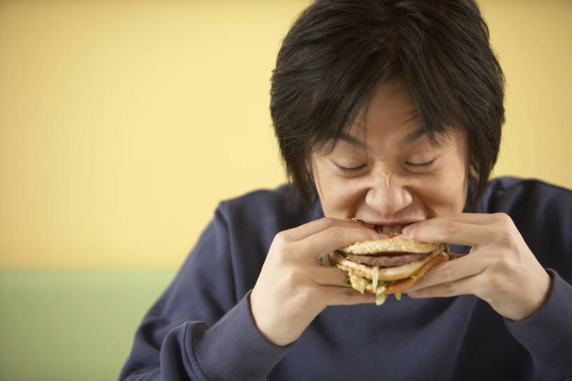 东方人,成年人,脸,头,脸颊,一个人,吃,横图,室内,留白,正面,北京,中国,亚洲,握,咬,美味,食品,饮品,休闲装,汉堡包,饮食,肩膀,食物,饮料,快餐,休闲,放松,握着,摄影,快餐店,享乐,愉悦,膳食,可口,饥饿,东亚,适口,男人,男性,年轻男性,亚洲人,中国人,年轻人,头部,脸部,脸蛋,面部,休闲活动,坐着,彩图,餐馆,咖啡馆,饿,bj175