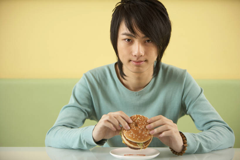 东方人,成年人,一个人,吃,微笑,横图,室内,留白,正面,快乐,幸福,北京,中国,亚洲,握,美味,食品,饮品,注视,休闲装,汉堡包,饮食,食物,饮料,快餐,观察,看,休闲,放松,握着,摄影,观看,快餐店,察看,享乐,愉悦,膳食,关注,可口,肖像,饥饿,东亚,适口,男人,男性,年轻男性,亚洲人,中国人,年轻人,休闲活动,坐着,半身,彩图,欢乐,餐馆,咖啡馆,饿,bj175