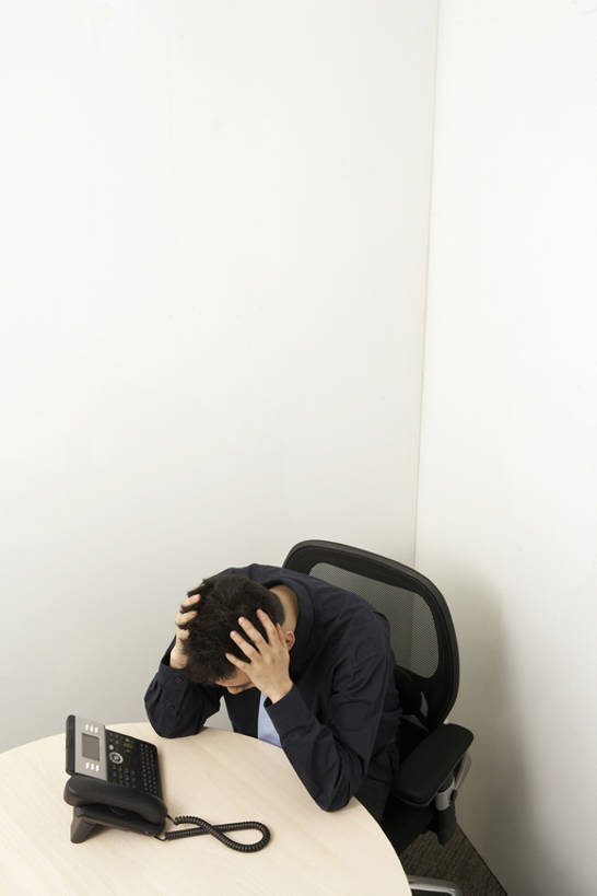 东方人,成年人,一个人,商务人士,商务男性,办公室,会议室,微笑,竖图,俯视,航拍,室内,正面,衬衫,商务,桌子,北京,中国,亚洲,仅一个男性,仅一个人,抱头,套装,正装,工作,会议桌,墙,领带,托腮,书桌,仅一个年轻男性,看,职业,疲倦,办公大楼,无助,压力,摄影,双手抱头,疲劳,疲惫,忧虑,鸟瞰,商务装,等,问题,困乏,工薪阶层,东亚,疲乏,挫败,委顿,疲困,疲顿,疲钝,倦怠,怠倦,捧首,捧头,男人,男性,年轻男性,亚洲人,中国人,年轻人,白领,上班族,电话机,坐着,半身,彩图,高角度拍摄,衬衣,办公室职员,bj175