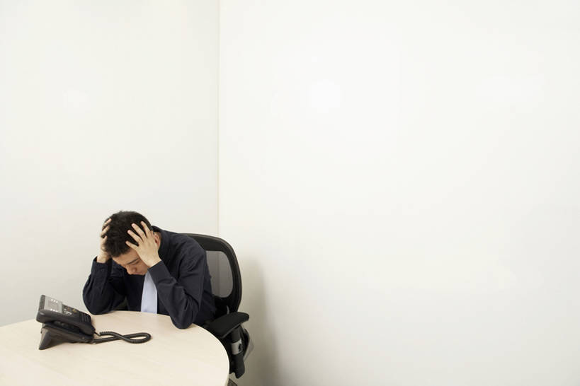 东方人,成年人,一个人,商务人士,商务男性,办公室,会议室,微笑,横图,俯视,航拍,室内,留白,正面,衬衫,商务,北京,中国,亚洲,仅一个男性,仅一个人,抱头,套装,正装,工作,会议桌,墙,领带,托腮,仅一个年轻男性,看,职业,疲倦,办公大楼,无助,压力,摄影,双手抱头,疲劳,疲惫,忧虑,鸟瞰,商务装,等,问题,困乏,工薪阶层,东亚,疲乏,挫败,委顿,疲困,疲顿,疲钝,倦怠,怠倦,捧首,捧头,男人,男性,年轻男性,亚洲人,中国人,年轻人,白领,上班族,电话机,坐着,半身,彩图,高角度拍摄,衬衣,办公室职员,bj175