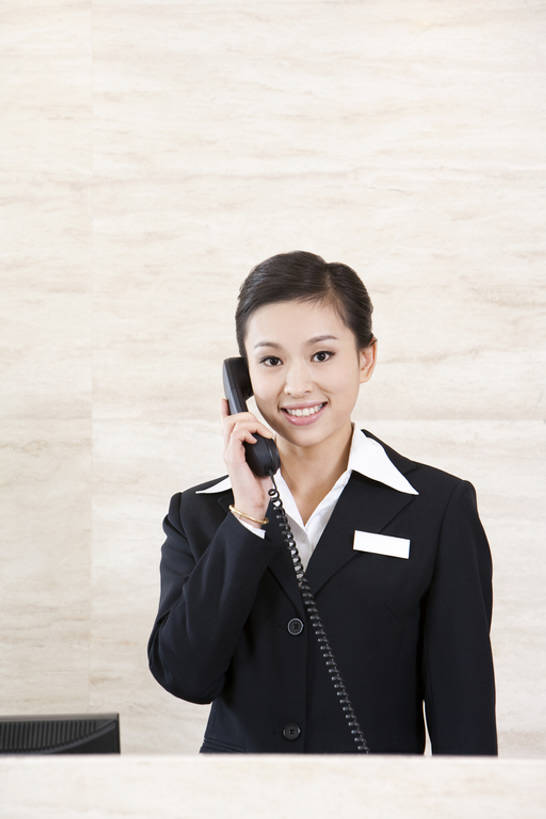 东方人,一个人,前台,服务员,商务女性,办公室,宾馆,打电话,微笑,竖图,室内,正面,衬衫,制服,商务,快乐,通讯,桌子,酒店,北京,中国,亚洲,仅一个年轻女性,仅一个女性,仅一个人,套装,正装,工作,办公桌,墙,联系,话务员,注视,书桌,观察,看,站着,职业,服务台,办公大楼,服务,摄影,观看,酒家,礼节,旅社,察看,效率,关注,门卫,东亚,接待员,年轻女性,女人,女性,亚洲人,中国人,年轻人,白领,服务生,接线员,侍者,电话机,说话,半身,彩图,旅行,客店,客栈,旅店,旅馆,帮助台,呼叫台,商旅,办公室职员,商务旅行,bj175