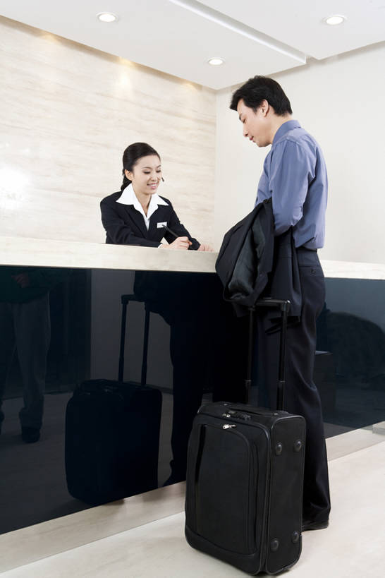 东方人,成年人,中年人,两个人,商务人士,前台,服务员,办公室,宾馆,微笑,竖图,室内,正面,侧面,衬衫,制服,商务,快乐,桌子,酒店,手提箱,北京,中国,亚洲,套装,正装,工作,办公桌,墙,话务员,书桌,顾客,盒子,站着,职业,服务台,办公大楼,服务,摄影,收银台,酒家,礼节,旅社,效率,经理,门卫,东亚,接待员,男人,男性,年轻女性,女人,女性,中年男性,亚洲人,中国人,年轻人,白领,服务生,侍者,彩图,旅行,客店,客栈,旅店,旅馆,帮助台,呼叫台,商旅,办公室职员,商务旅行,bj175