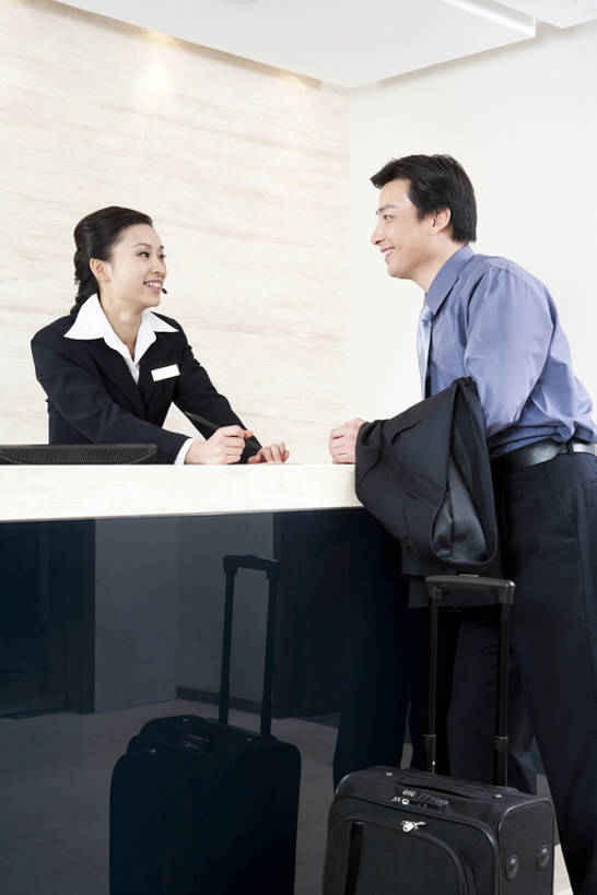 东方人,成年人,中年人,两个人,商务人士,前台,服务员,办公室,宾馆,微笑,竖图,室内,侧面,衬衫,制服,商务,快乐,桌子,酒店,手提箱,北京,中国,亚洲,套装,正装,工作,办公桌,墙,话务员,书桌,顾客,盒子,站着,职业,面对面,服务台,办公大楼,服务,摄影,收银台,酒家,礼节,旅社,效率,经理,门卫,东亚,接待员,男人,男性,年轻女性,女人,女性,中年男性,亚洲人,中国人,年轻人,白领,服务生,侍者,说话,彩图,旅行,客店,客栈,旅店,旅馆,帮助台,呼叫台,商旅,办公室职员,商务旅行,bj175