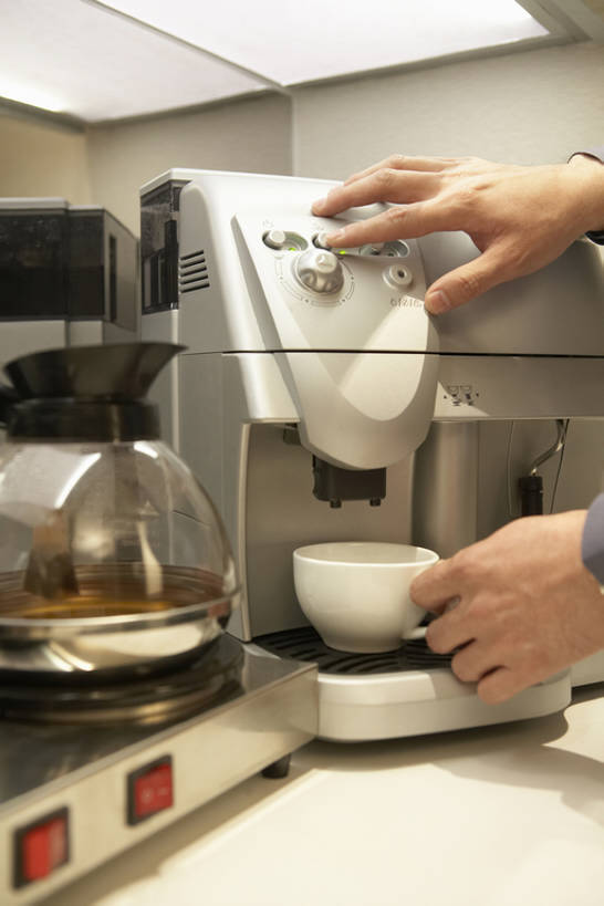 咖啡,东方人,成年人,中年人,手,一个人,商务人士,商务男性,办公室,竖图,室内,特写,衬衫,商务,厨房,北京,中国,亚洲,仅一个男性,仅一个人,仅一个中年男性,握,套装,正装,朦胧,模糊,工作,墙,咖啡杯,咖啡壶,饮食,饮料,站着,职业,休息,休闲,办公大楼,放松,握着,摄影,部分,操作,经理,咖啡机,小卖部,商务装,工薪阶层,东亚,男人,男性,中年男性,亚洲人,中国人,白领,上班族,彩图,衬衣,办公室职员,bj175