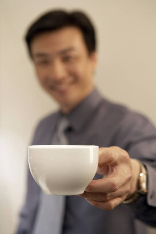 咖啡,东方人,成年人,中年人,一个人,商务人士,商务男性,办公室,笑,微笑,露齿笑,竖图,室内,正面,衬衫,商务,快乐,北京,中国,亚洲,仅一个男性,仅一个人,仅一个中年男性,喝,握,套装,正装,工作,墙,咖啡杯,咖啡壶,领带,注视,饮食,饮料,观察,看,站着,职业,休息,休闲,办公大楼,放松,握着,摄影,观看,察看,经理,咖啡机,关注,小卖部,商务装,工薪阶层,东亚,热饮,男人,男性,中年男性,亚洲人,中国人,白领,上班族,半身,彩图,衬衣,给予,办公室职员,bj175