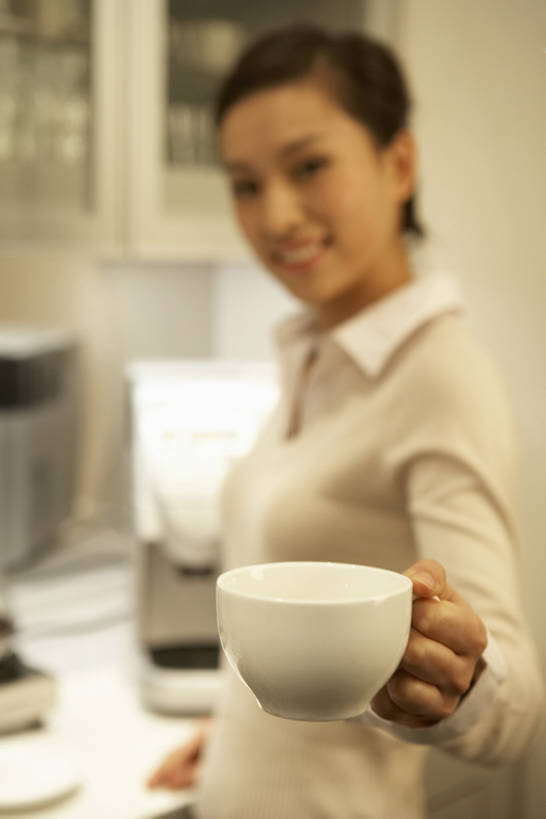 咖啡,东方人,一个人,商务人士,商务女性,办公室,笑,微笑,露齿笑,竖图,室内,侧面,毛衣,商务,快乐,北京,中国,亚洲,仅一个年轻女性,仅一个女性,仅一个人,喝,握,工作,墙,咖啡杯,咖啡壶,注视,饮食,饮料,茶碟,橱柜,观察,看,站着,职业,休息,休闲,办公大楼,放松,握着,摄影,观看,察看,关注,小卖部,东亚,热饮,年轻女性,女人,女性,亚洲人,中国人,年轻人,白领,半身,彩图,给予,办公室职员,bj175