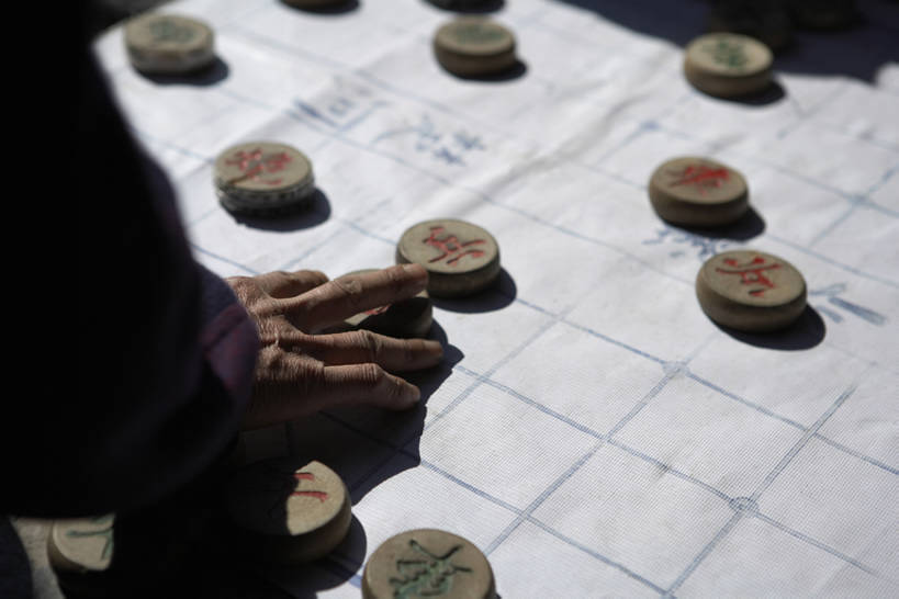 东方人,成年人,老年人,手,一个人,横图,室外,游戏,建材,建筑,北京,中国,亚洲,握,木制,材料,符号,木板,木材,玩,传统,木柴,休闲,汉字,棋子,握着,摄影,建造,木料,生活方式,中国文化,爱好,跳棋,古典风格,东亚,中国象棋,老年男性,男人,男性,亚洲人,中国人,休闲活动,彩图,高角度拍摄,传统文化,bj175