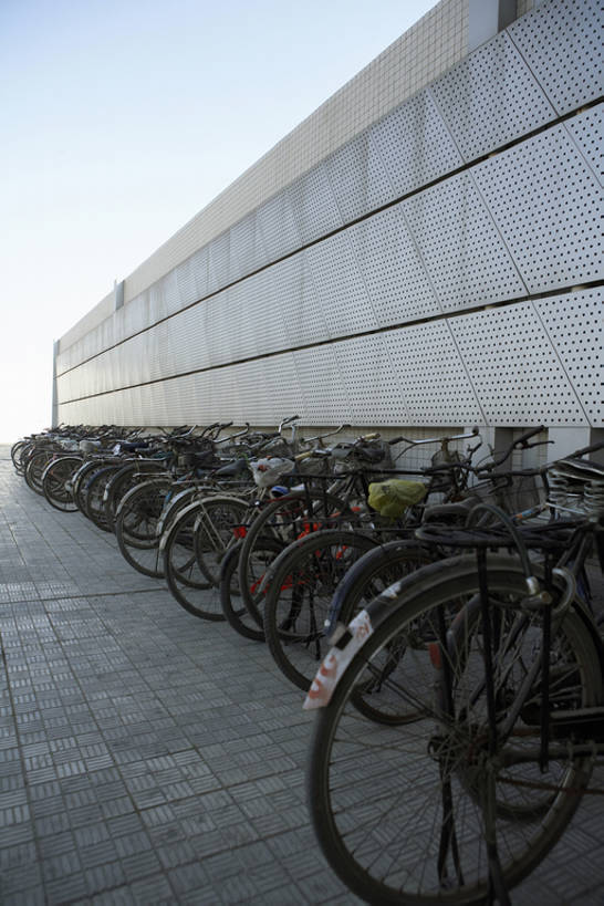 无人,竖图,室外,白天,城市,自行车,车站,汽车,北京,中国,亚洲,一排,丰富,整齐,房屋,交通,排列,蓝天,天空,运输,摄影,停止,都市风光,队列,旧的,暂停,反差,东亚,停滞,自行车架,彩图,bj175