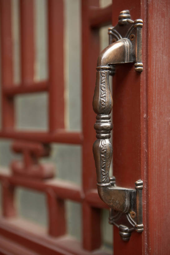 无人,竖图,室外,特写,白天,奢侈,门,北京,中国,亚洲,花纹,装饰,图案,房屋,豪华,干净,红色,把手,门把手,门框,摄影,华丽,黄铜,部件,高雅,旧的,中国文化,古典风格,东亚,远古,富丽,华美,设计,休闲活动,彩图,插销,华侈,奢华,bj175