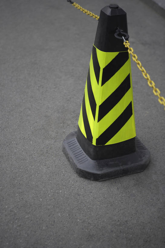 无人,竖图,室外,白天,安全,街道,路,指示牌,北京,中国,亚洲,停靠,条纹,标志,文字,圆锥,小路,交通,警告,路障,标识,警示,摄影,铁环,锁链,禁止,链条,提醒,束缚,都市风光,提示,停泊,限制,边界,东亚,路锥,警告标志,约束,危险,彩图,高角度拍摄,法律,bj175