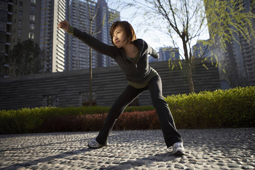 果汁,东方人,成年人,一个人,微笑,横图,室外,白天,侧面,广角镜头,仰视,运动服,运动鞋,锻炼,时尚,快乐,比赛,运动,信心,竞争,武术,城市,北京,中国,亚洲,仅一个年轻女性,仅一个女性,仅一个人,伸展,弯腰,服装,庭院,调味,香料,佐料,酒类,饮品,训练,T恤,休闲装,娱乐,酒,饮料,衣服,蓝天,夏天,站着,休闲,健康,放松,活力,舒展,摄影,服饰,生活方式,配料,酷,体育运动,衣着,穿着,都市风光,可口,田径运动,武打,弹性,东亚,武功,作料,潘趣酒,衣饰,适口,体育,年轻女性,女人,女性,亚洲人,中国人,年轻人,休闲活动,张开手臂,彩图,低角度拍摄,全身,健身,武学,居住区,运动装,bj175